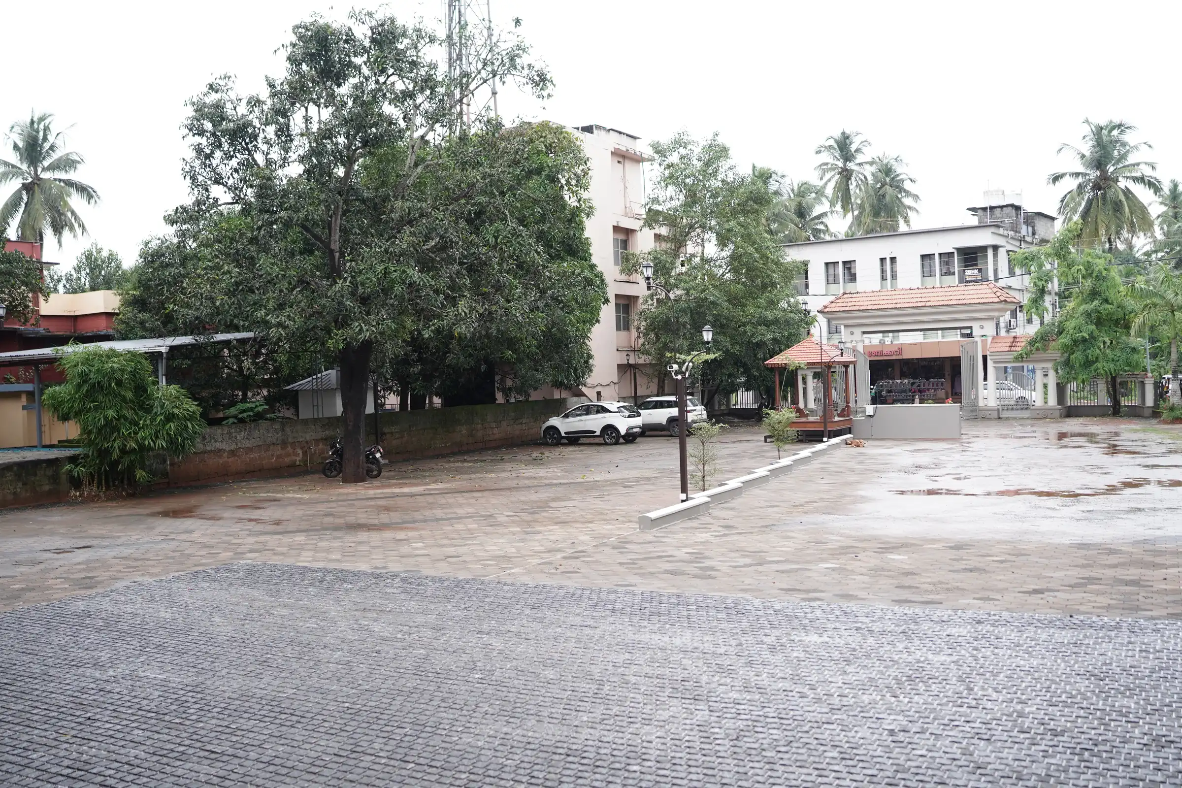 Courtyard & Landscaped Walkway